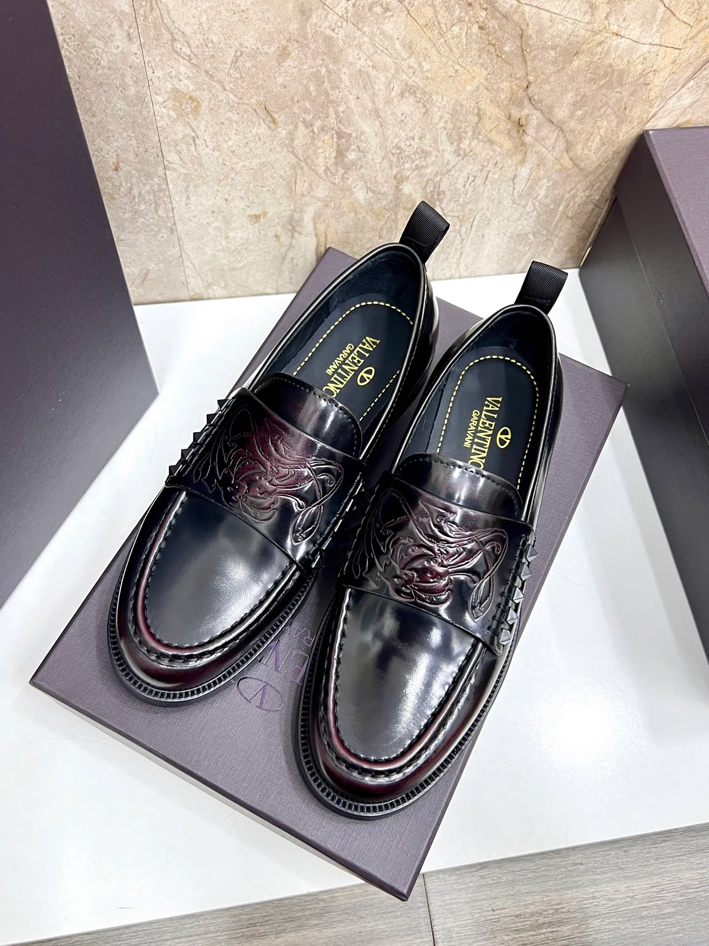 Men's men's shoes💰780 Valentino New men's V logo micro-label business casual loafers. These Derby loafers are made of imported cowhide leather. They are light in texture and cool in style. The uppers are decorated with brand logo buckles, showing off the big-name style! The lines reveal novel urban trends. The toe is round and full, and the rubber foam sole and triple protruding leather welt complement each other. It is extremely fashionable and charming, with dyed calfskin lining, genuine leather feet, and standard logo decoration. It is simple yet elegant. It has a classic European and American loose style and is extremely comfortable on the feet. Size: 39-44 (customized at 38.45.46)